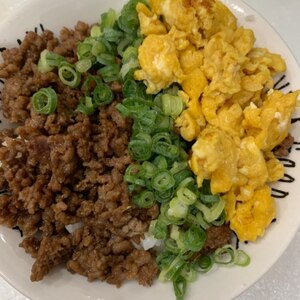 フライパンで✧三色丼（鶏・卵・ほうれん草）